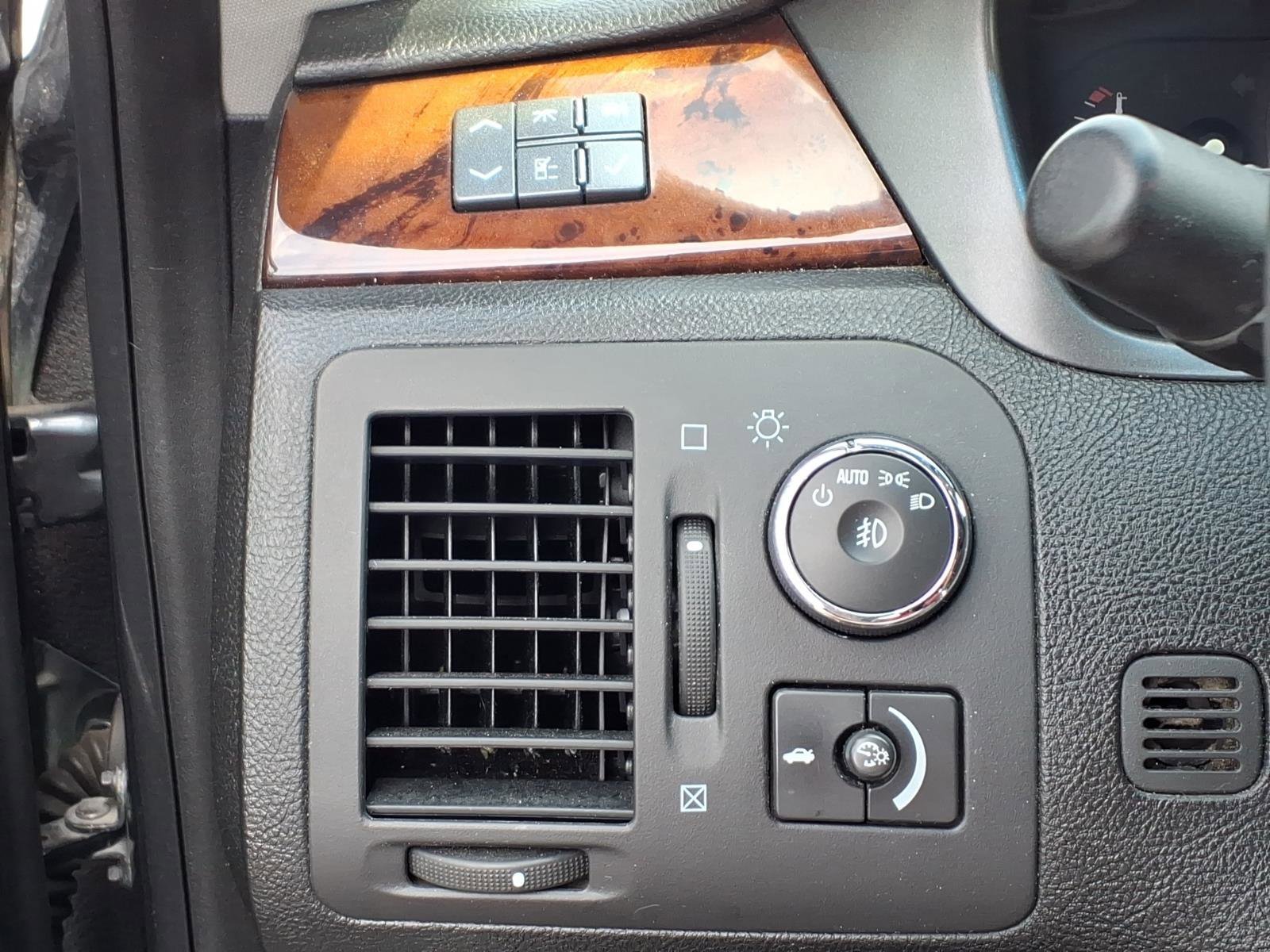 Used 2010 Cadillac DTS Premium image 22