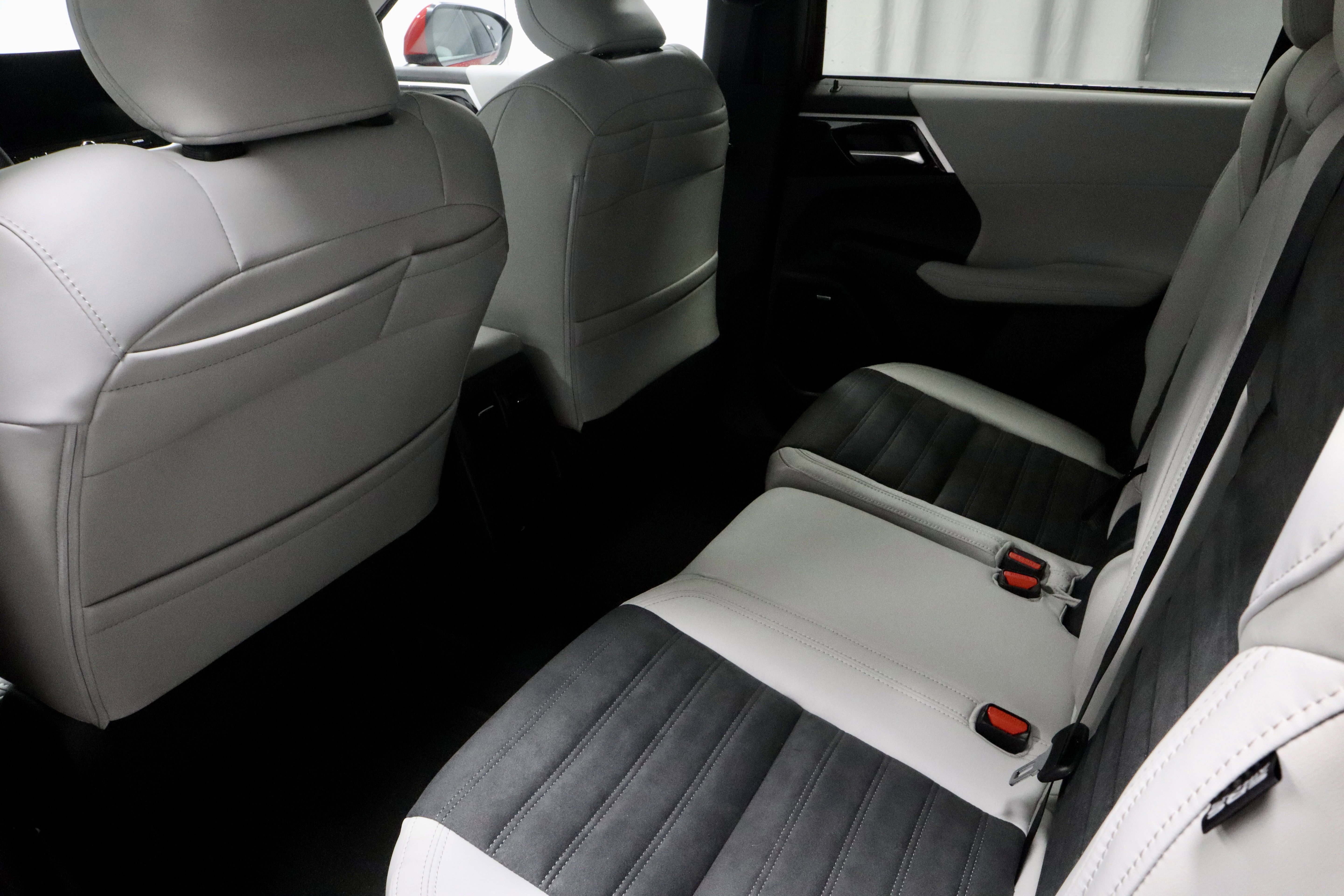 New 2025 Mitsubishi Outlander SE image 13