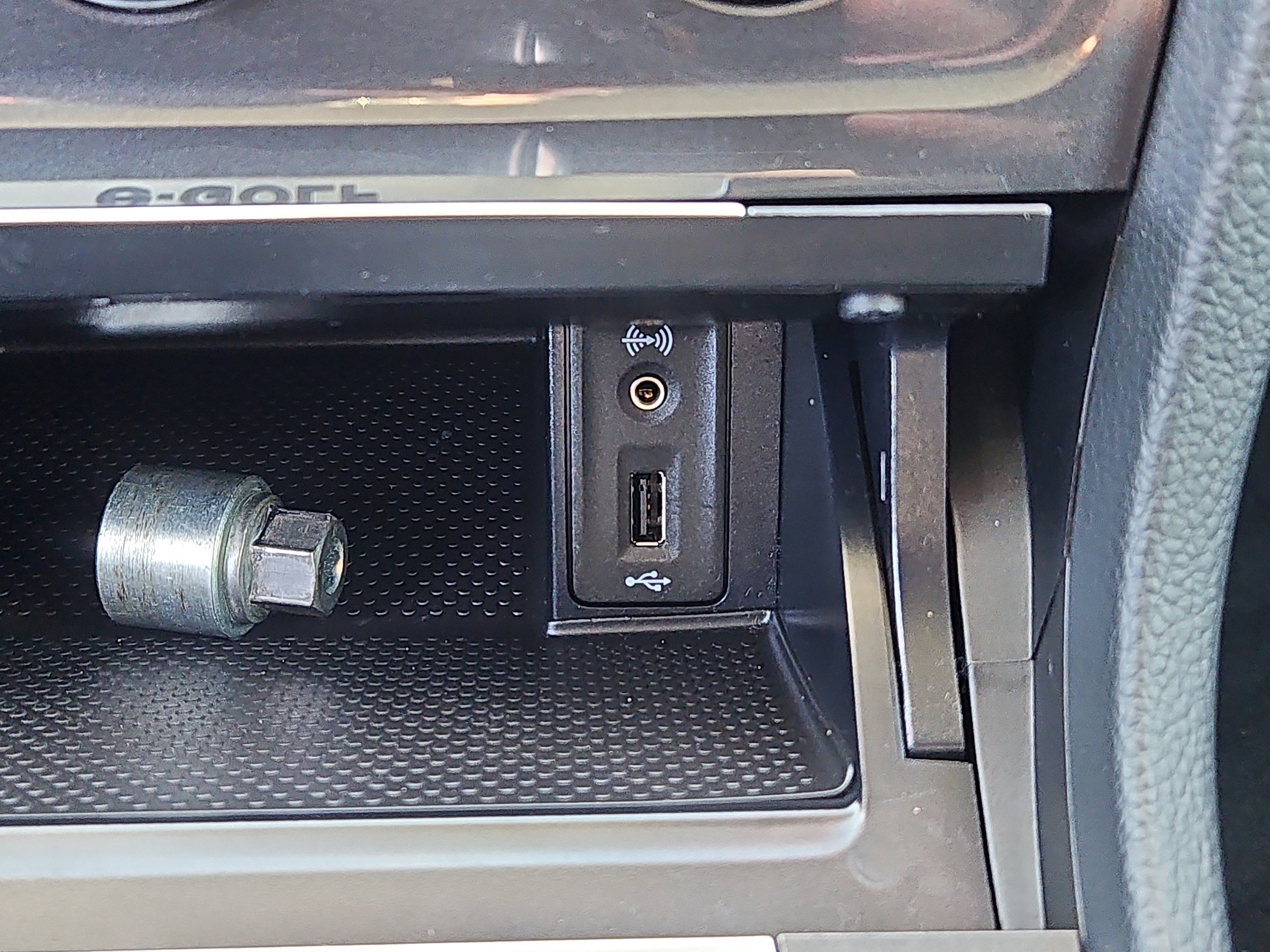 Used 2017 Volkswagen e-Golf SEL Premium image 12