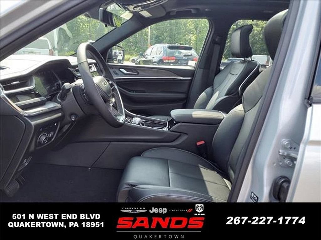 New 2023 Jeep Grand Cherokee Overland w/ Luxury Tech Group IV AWD/4WD image 10