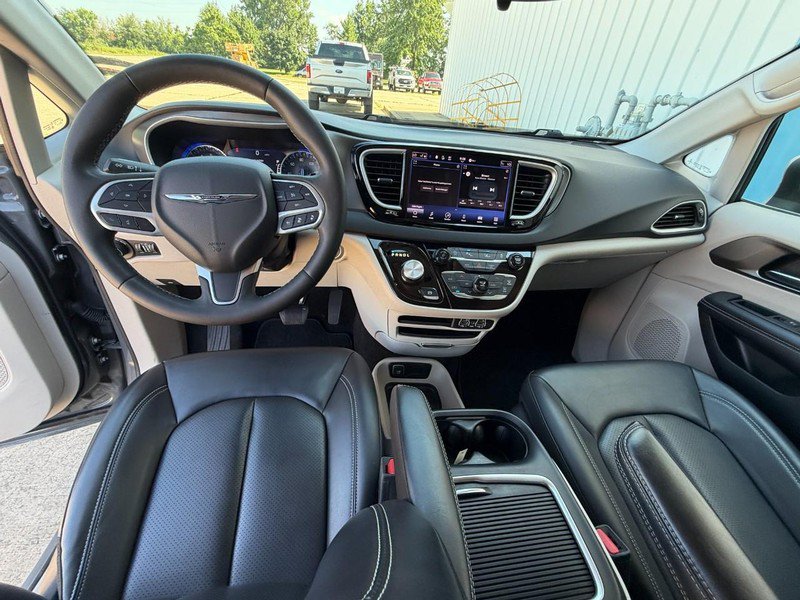 Used 2023 Chrysler Pacifica Touring-L FWD image 21
