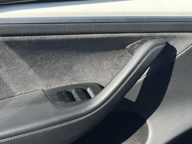 Used 2025 Tesla Model Y Long Range RWD image 19