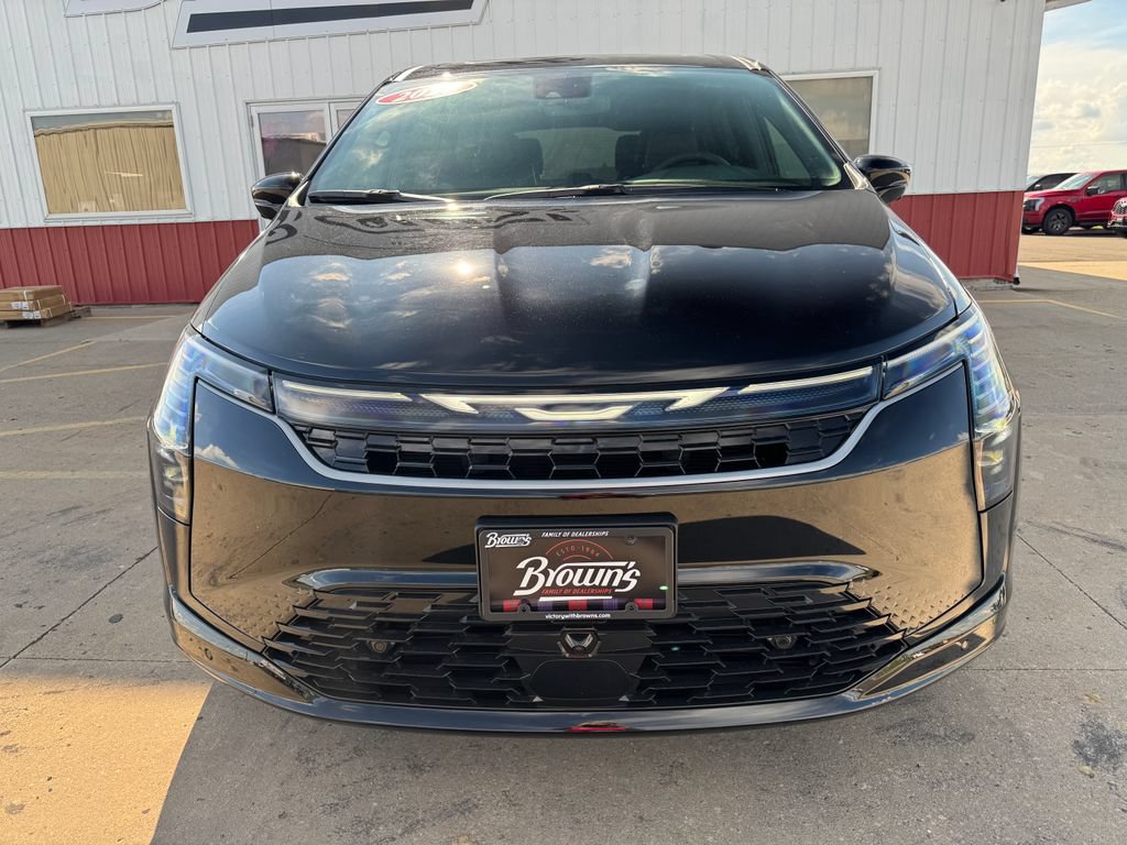 New 2027 Chrysler Pacifica Limited AWD/4WD image 2
