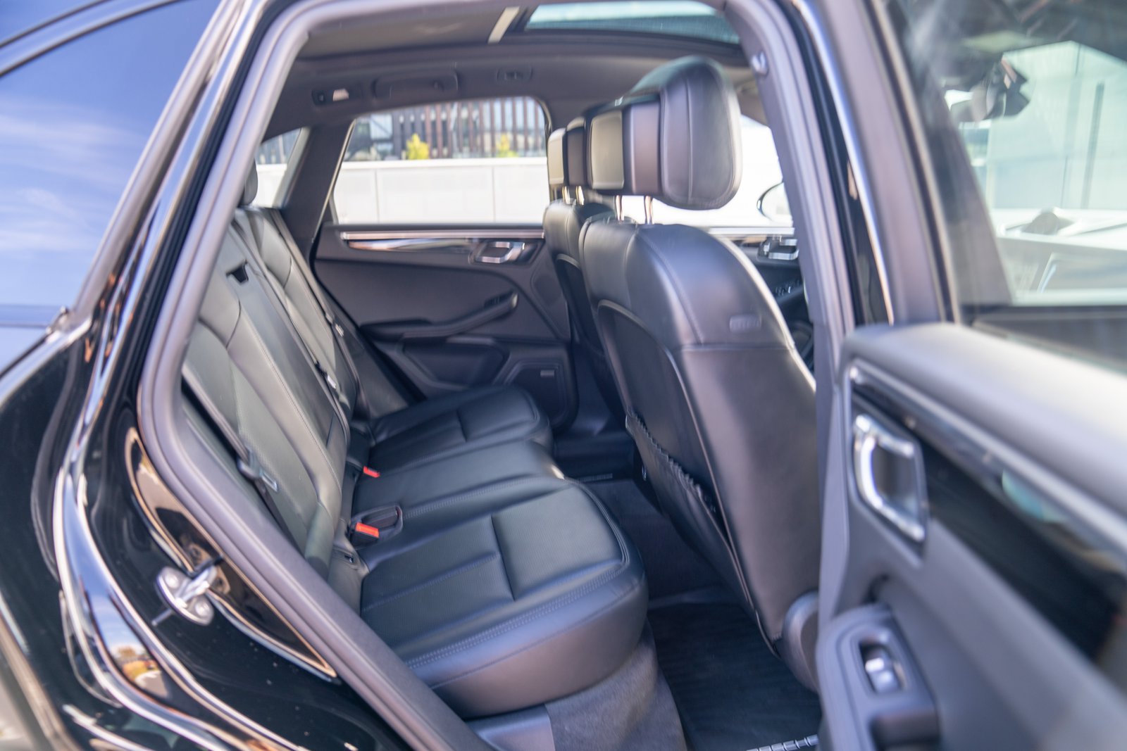Certified 2024 Porsche Macan AWD/4WD image 26