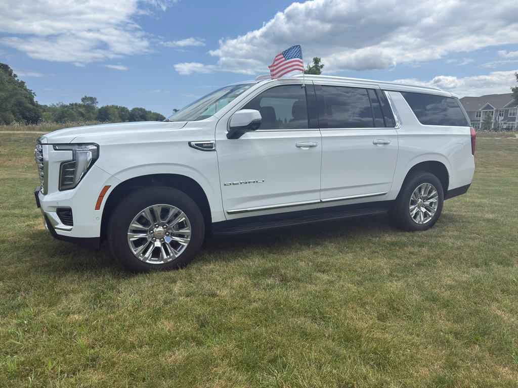 Used 2025 GMC Yukon XL Denali AWD/4WD image 13