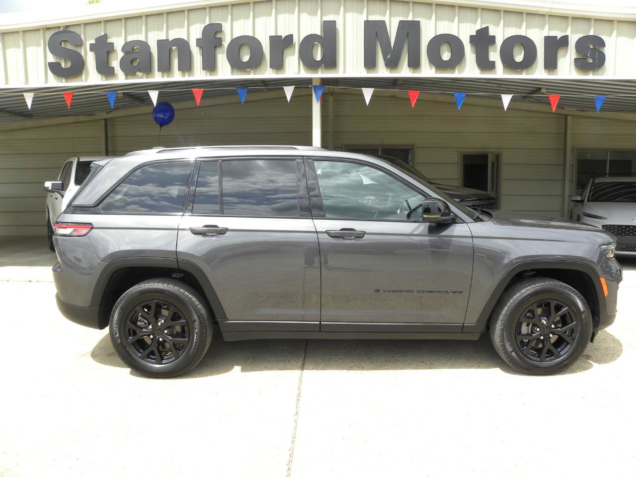 Used 2024 Jeep Grand Cherokee Altitude AWD/4WD image 1
