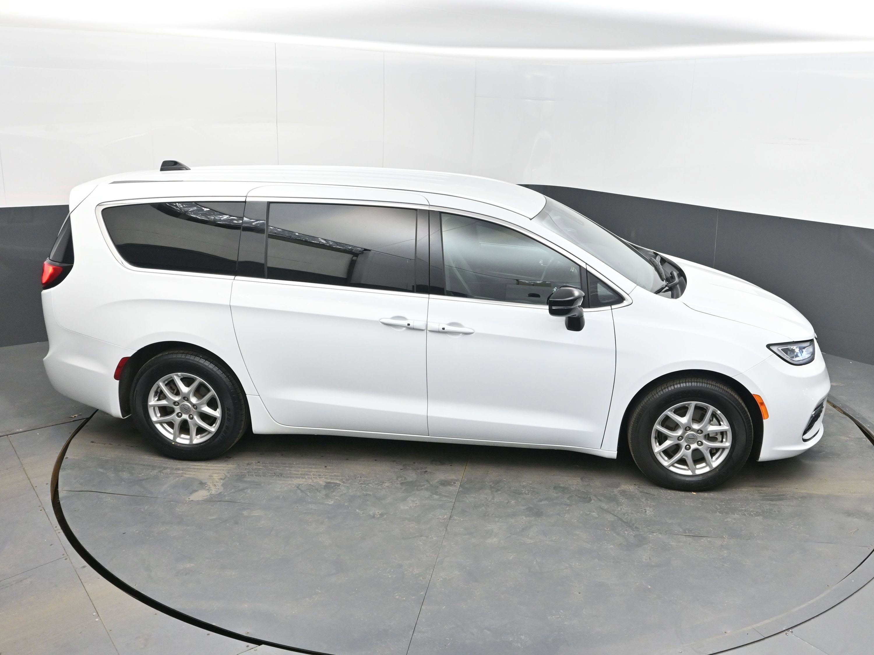 Used 2025 Chrysler Pacifica Select image 33