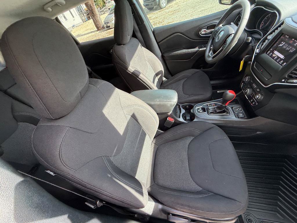 Used 2020 Jeep Cherokee Latitude FWD image 12