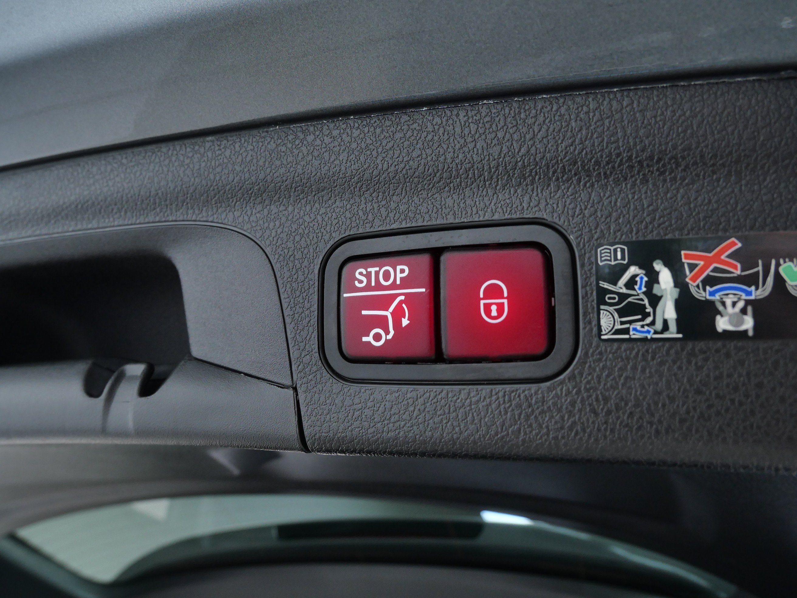 Certified 2025 Mercedes-Benz GLE 450e 4MATIC w/ Driver Assistance Package image 8