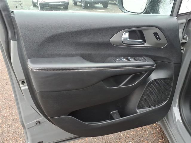 Used 2025 Chrysler Pacifica Select FWD image 10
