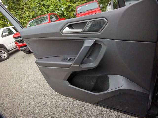 Used 2020 Volkswagen Tiguan SE w/ Panoramic Sunroof Package image 25