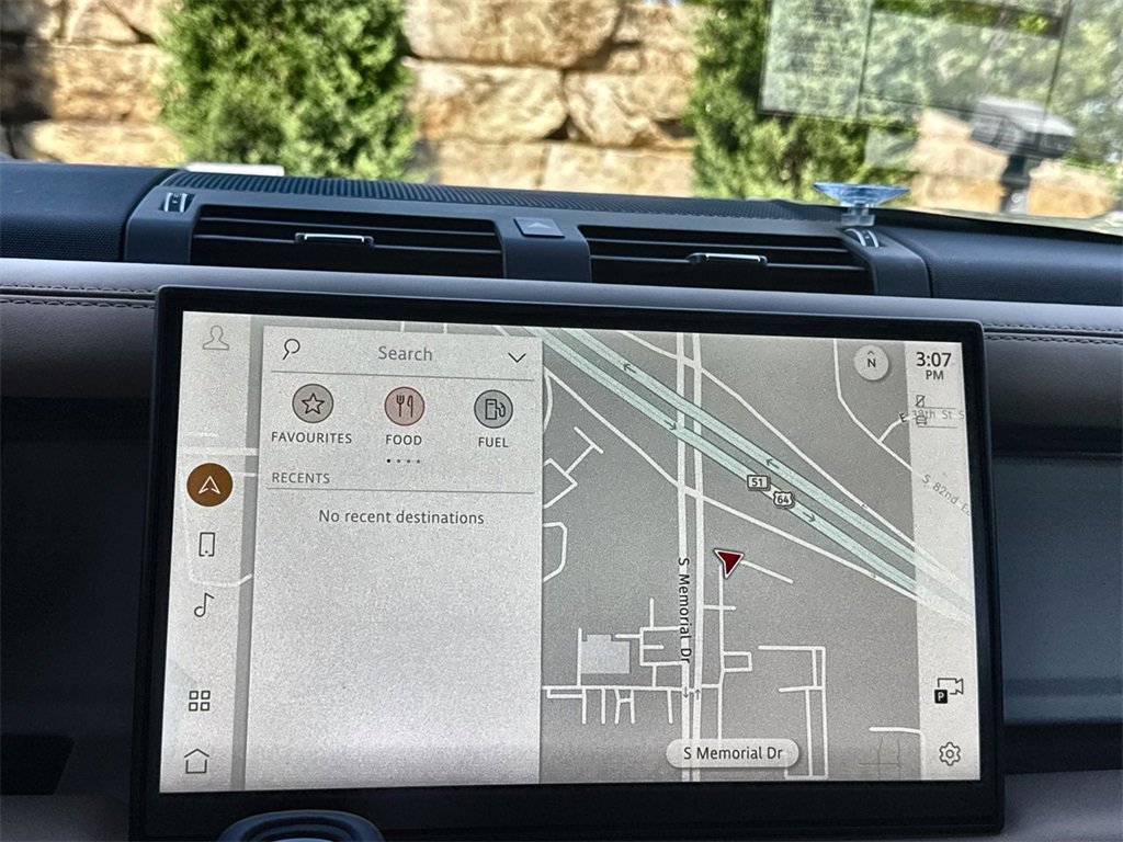 Used 2025 Land Rover Defender 130 X-Dynamic SE image 24