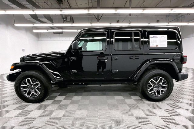 Used 2026 Jeep Wrangler Unlimited Sahara AWD/4WD image 15