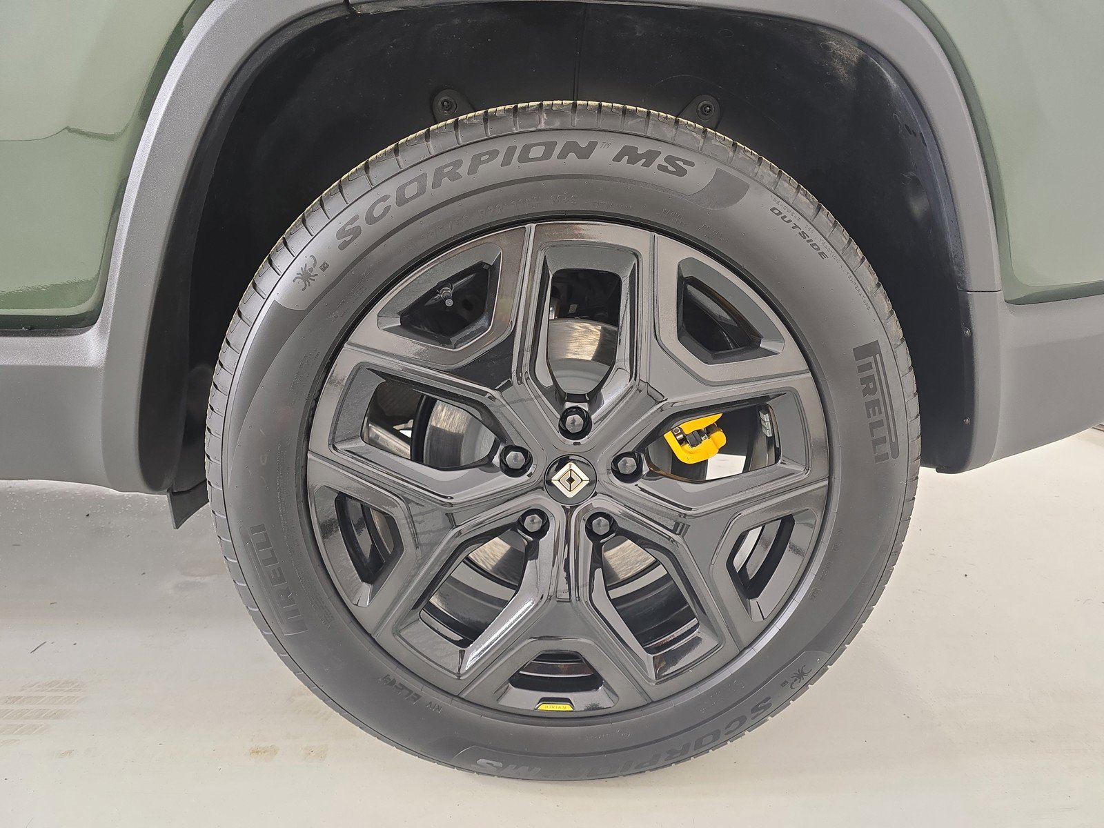 Used 2025 Rivian R1S Premium image 10
