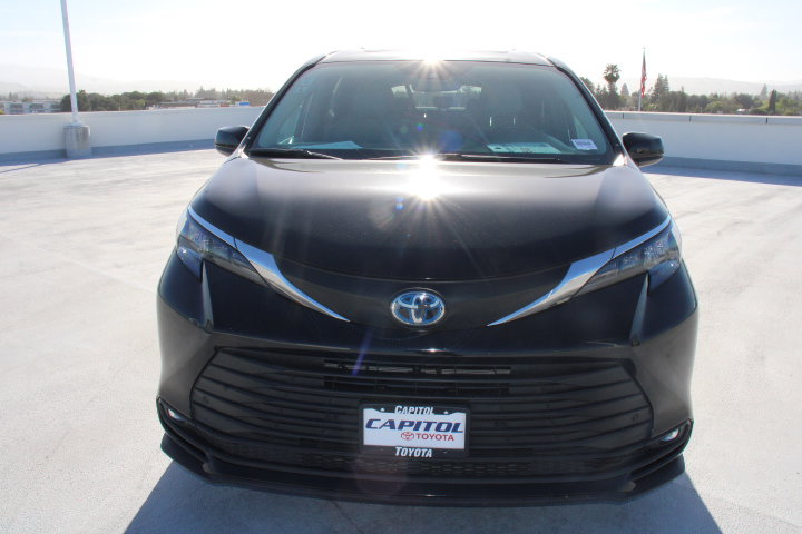 Certified 2025 Toyota Sienna XLE image 7