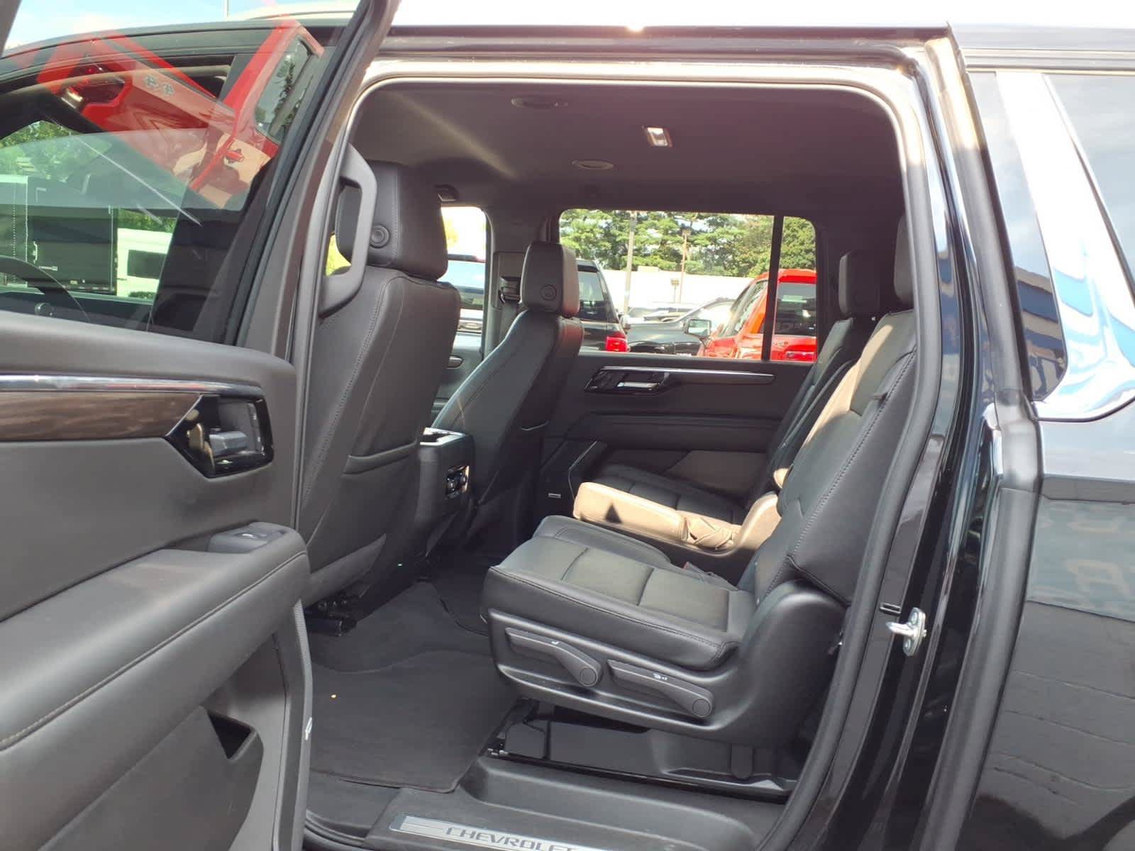 Used 2026 Chevrolet Suburban LT w/ Comfort Package AWD/4WD image 17