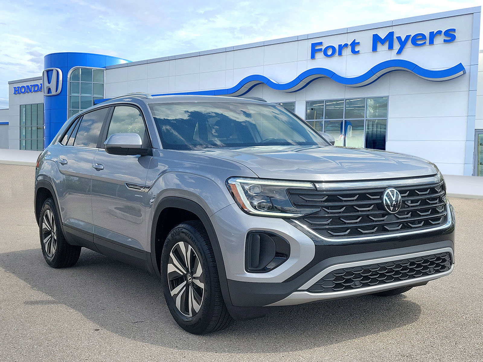 Used 2025 Volkswagen Atlas Cross Sport SE image 1