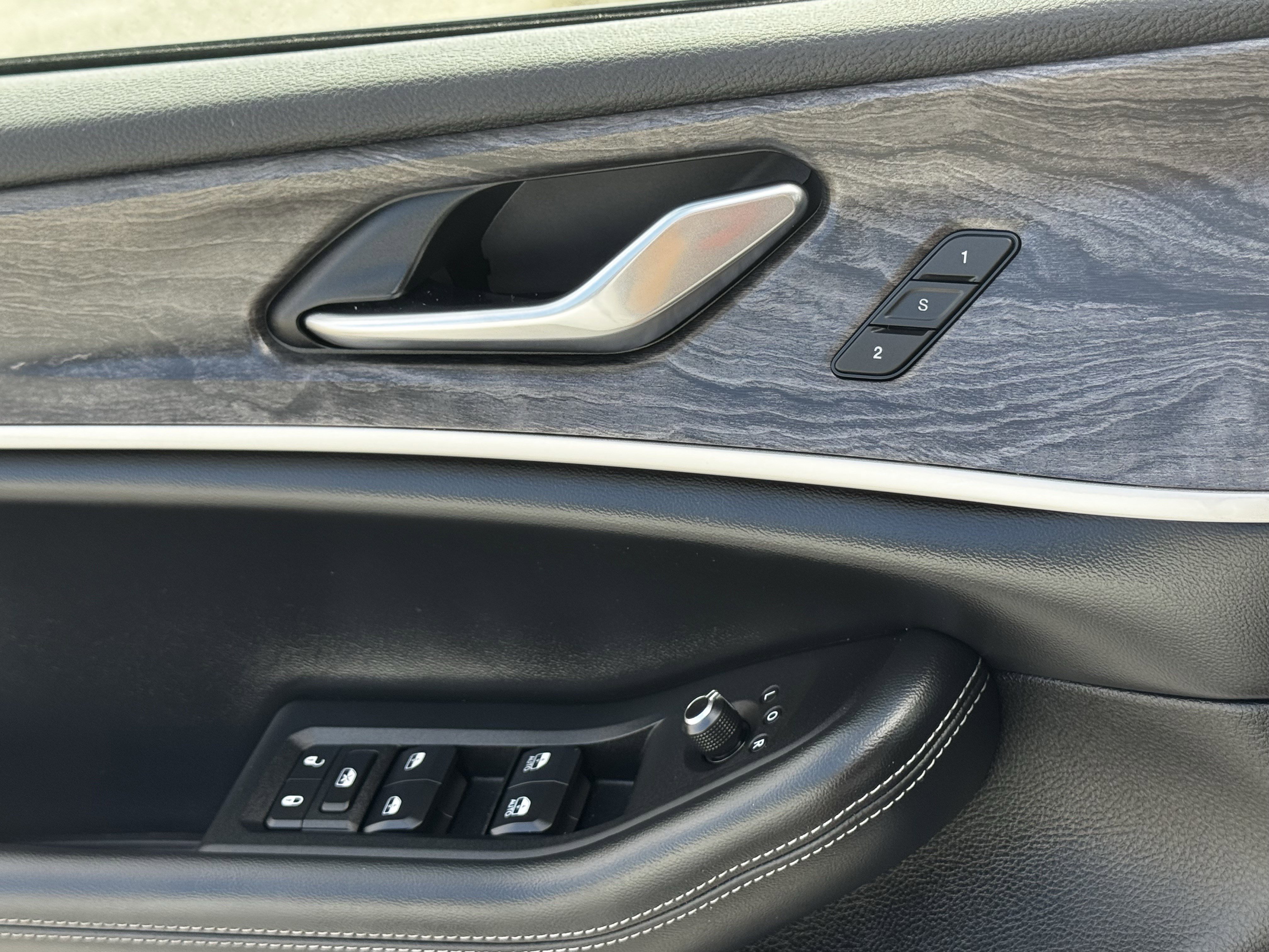 Used 2023 Jeep Grand Cherokee Limited w/ Black Appearance Package image 27