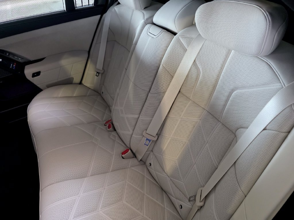 New 2027 BMW 740i w/ Executive Package RWD image 14