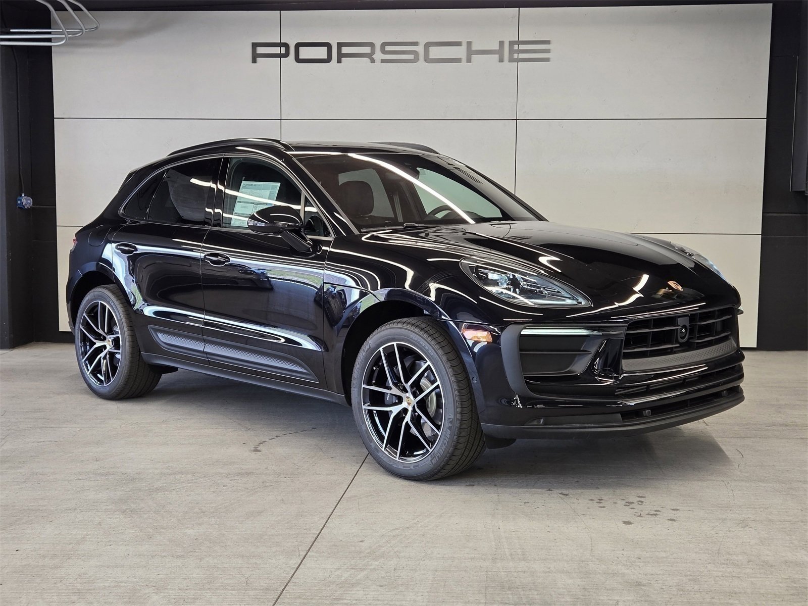 Certified 2025 Porsche Macan image 12