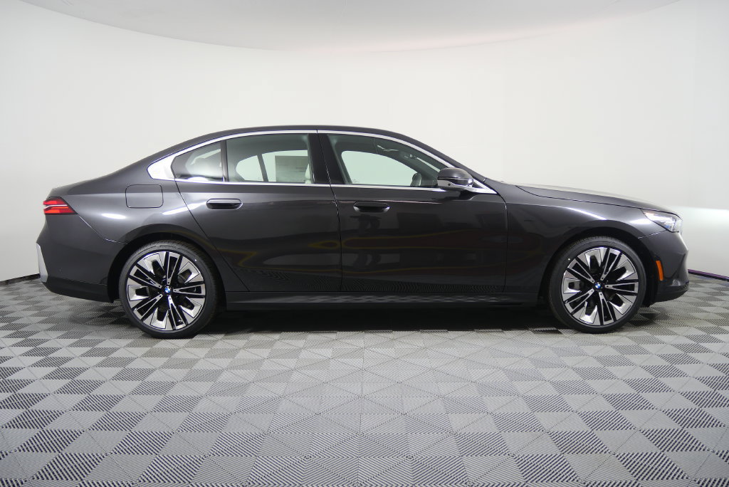 Used 2026 BMW 530i RWD image 7