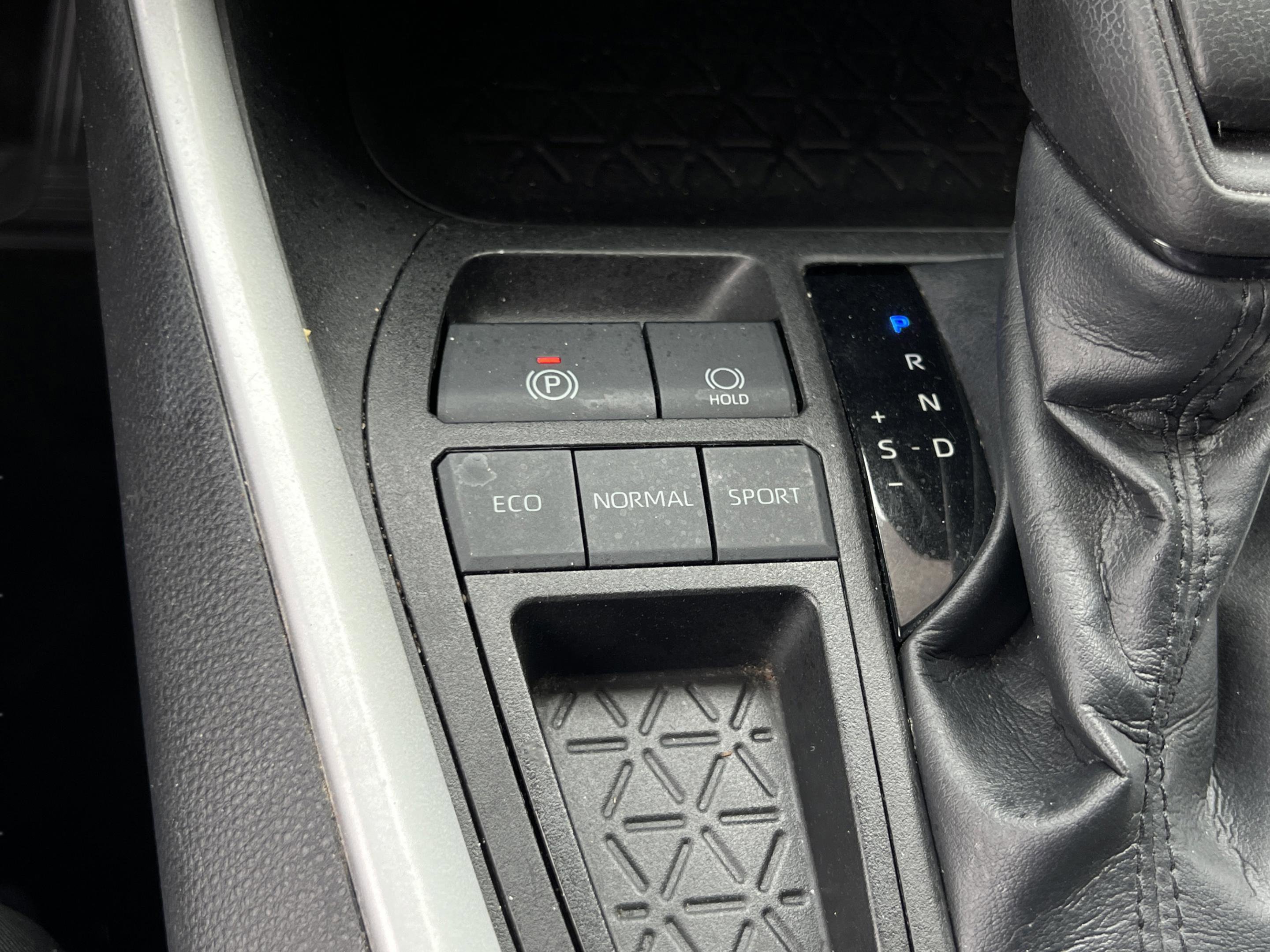 Used 2022 Toyota RAV4 LE FWD image 19