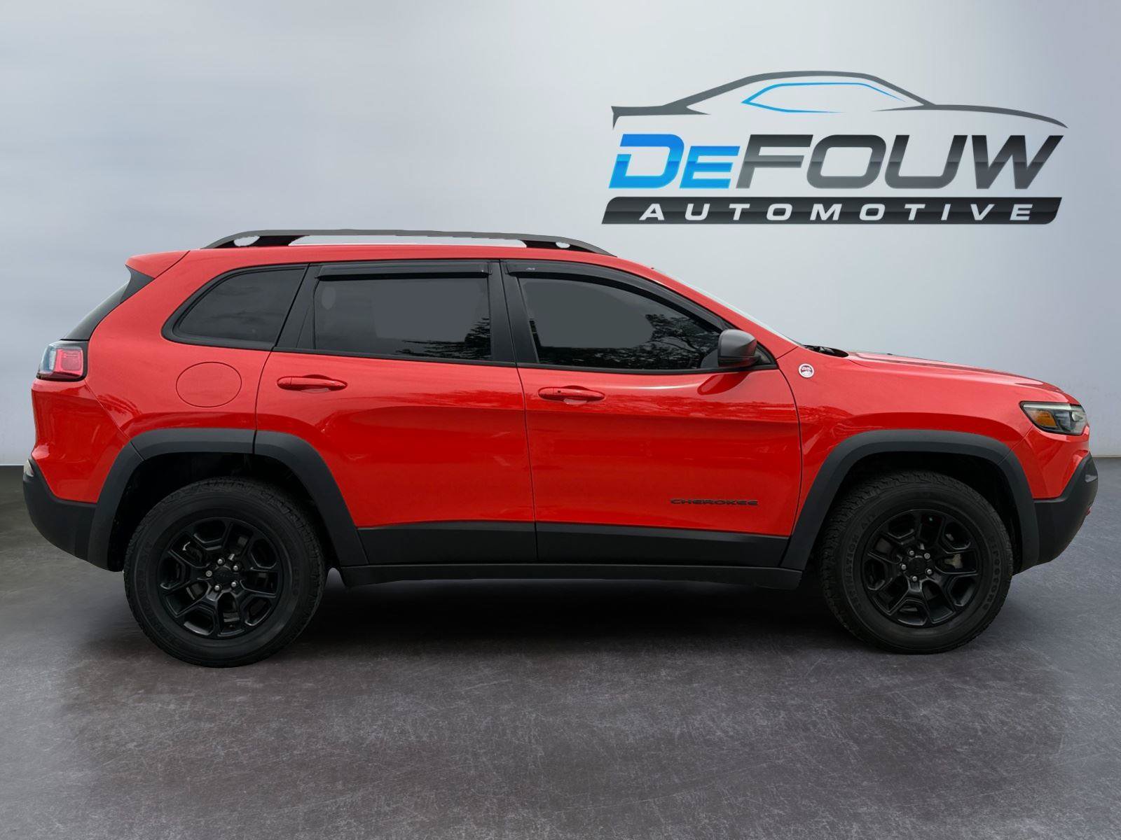 Used 2021 Jeep Cherokee Trailhawk w/ Comfort & Convenience Group AWD/4WD image 2