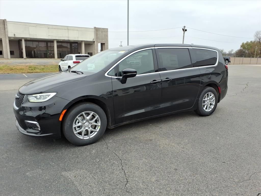 New 2026 Chrysler Pacifica Select image 3