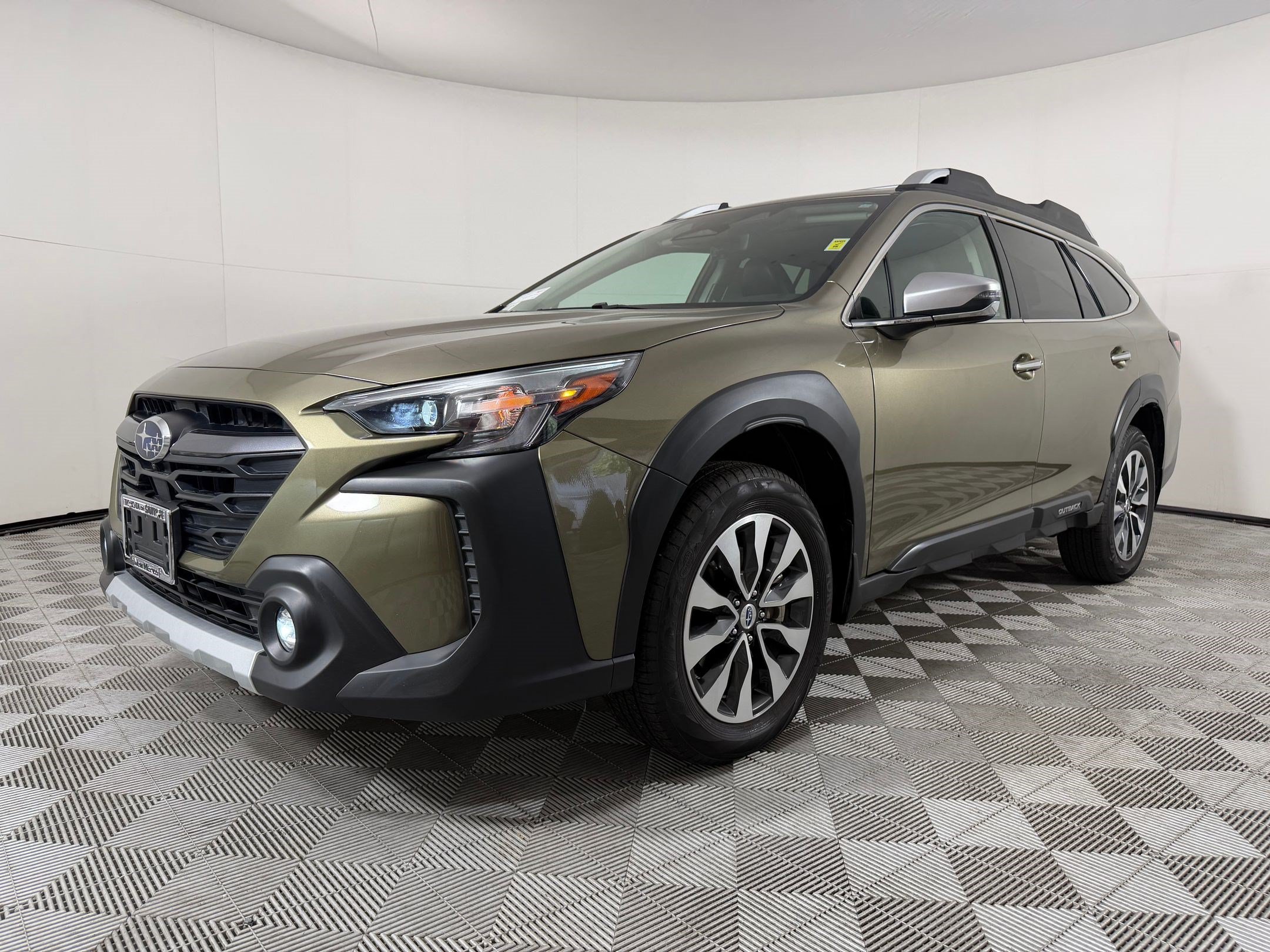 Used 2025 Subaru Outback Touring XT AWD/4WD image 1