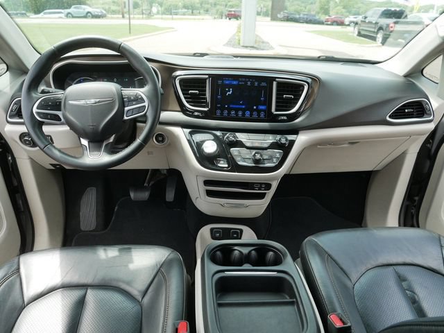 Used 2017 Chrysler Pacifica Premium FWD image 25