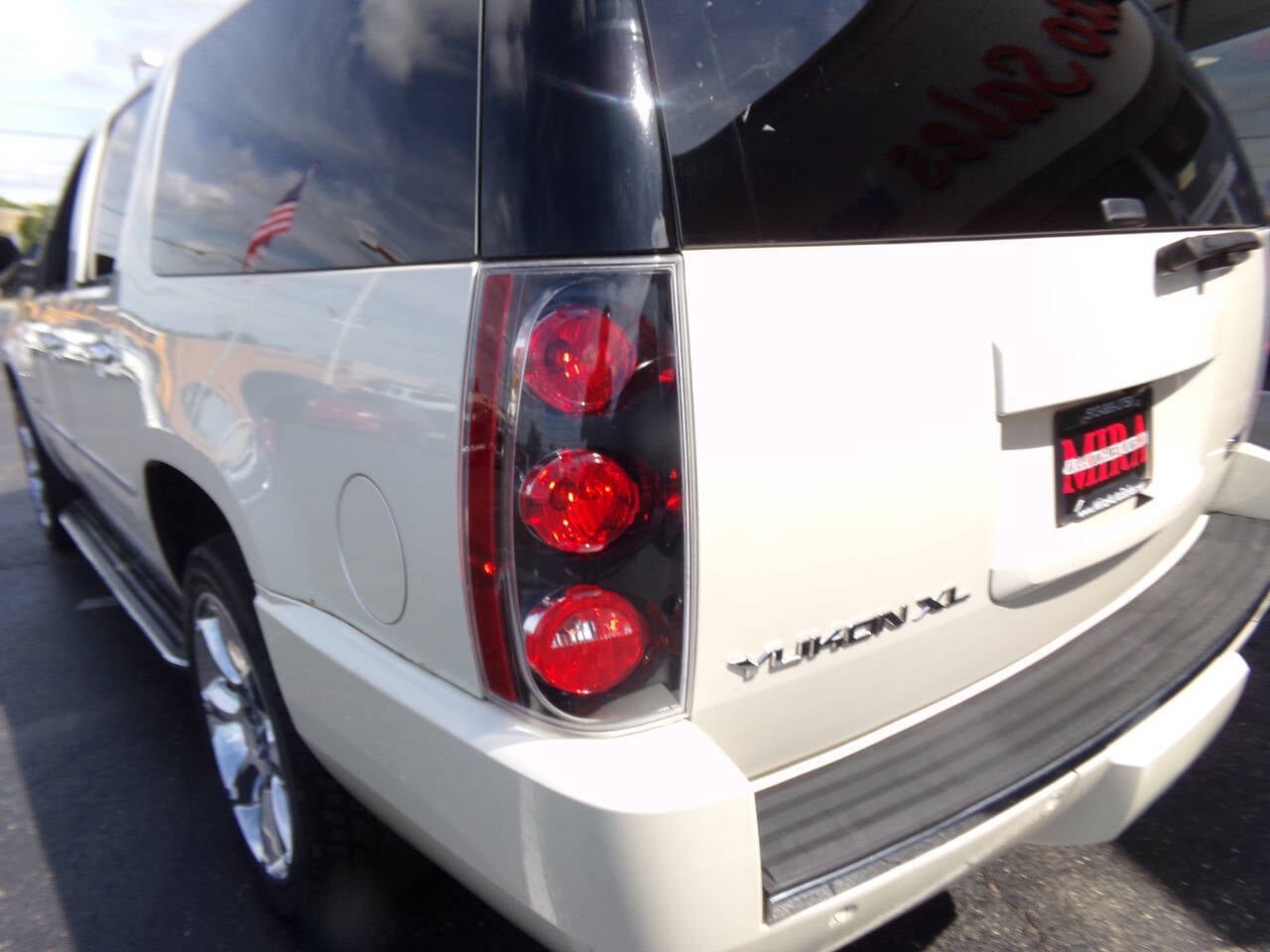 Used 2013 GMC Yukon XL Denali image 30