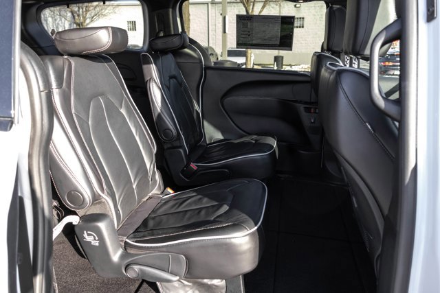 Used 2025 Chrysler Pacifica Limited image 23