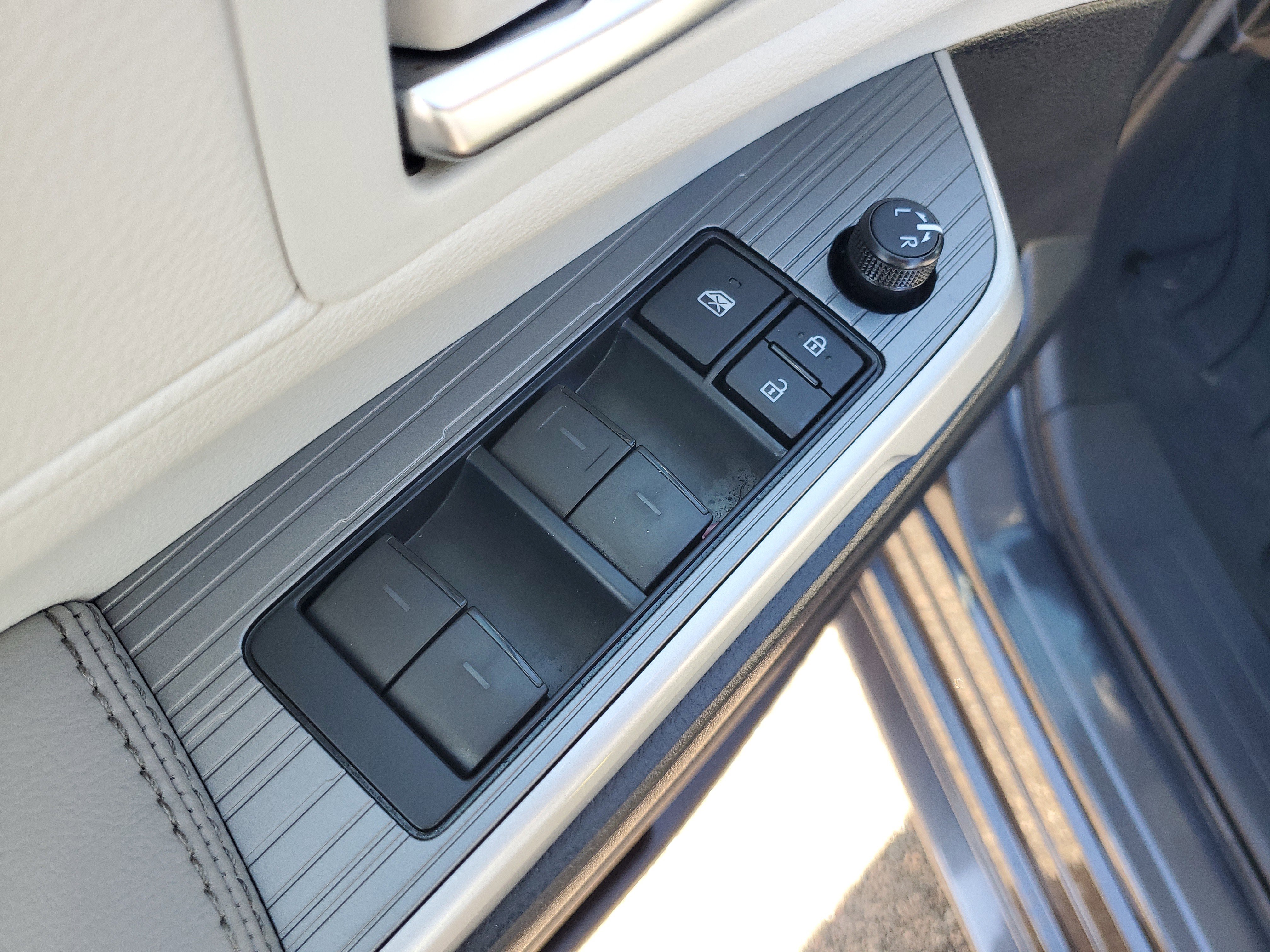 Used 2025 Toyota Sienna XLE image 26