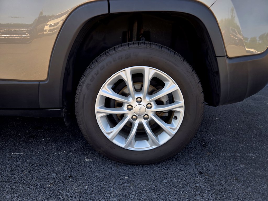 Used 2019 Jeep Cherokee Latitude w/ Popular Appearance Group FWD image 7