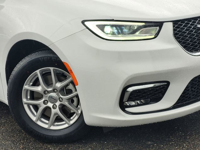 Used 2024 Chrysler Pacifica Touring image 9