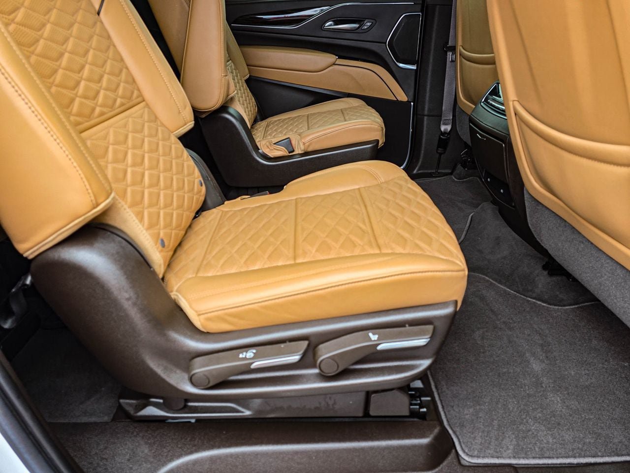 Used 2023 Cadillac Escalade ESV Sport w/ LPO, ONYX Package AWD/4WD image 46