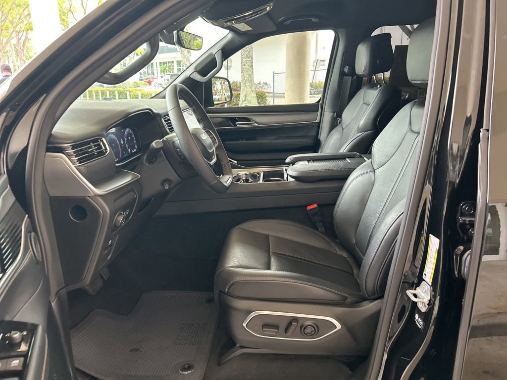 Used 2025 Jeep Wagoneer L Series II image 5