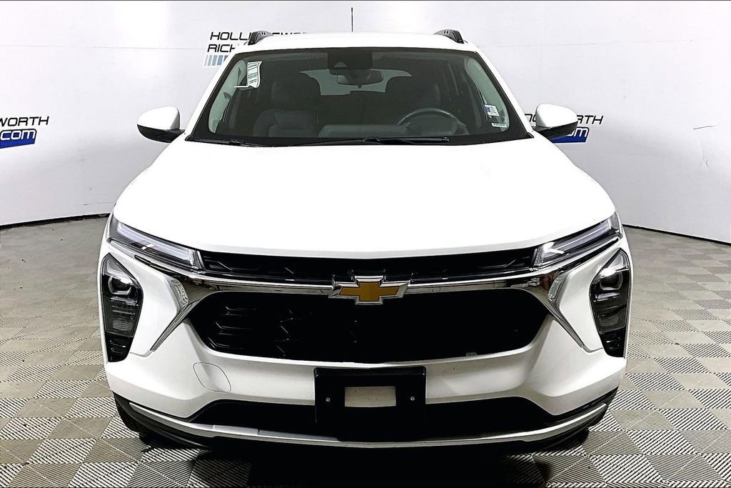Used 2025 Chevrolet Trax LT w/ LT Convenience Package image 2