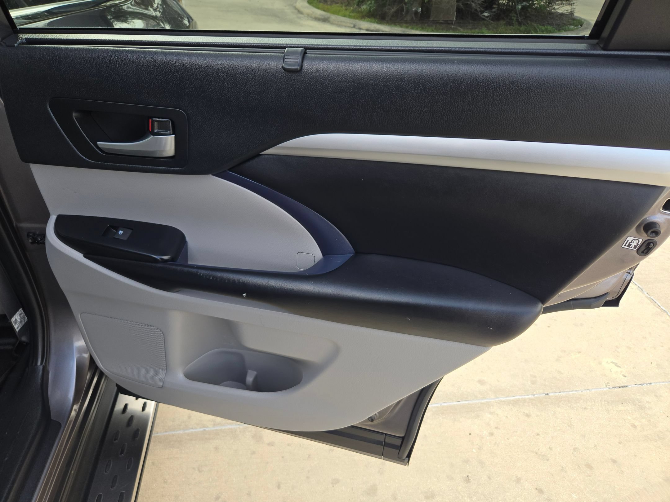 Used 2019 Toyota Highlander XLE FWD image 27