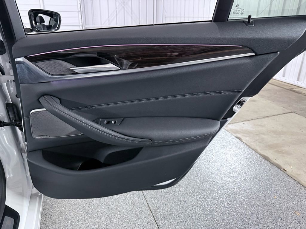 Used 2023 BMW 530e xDrive w/ Premium Package image 27