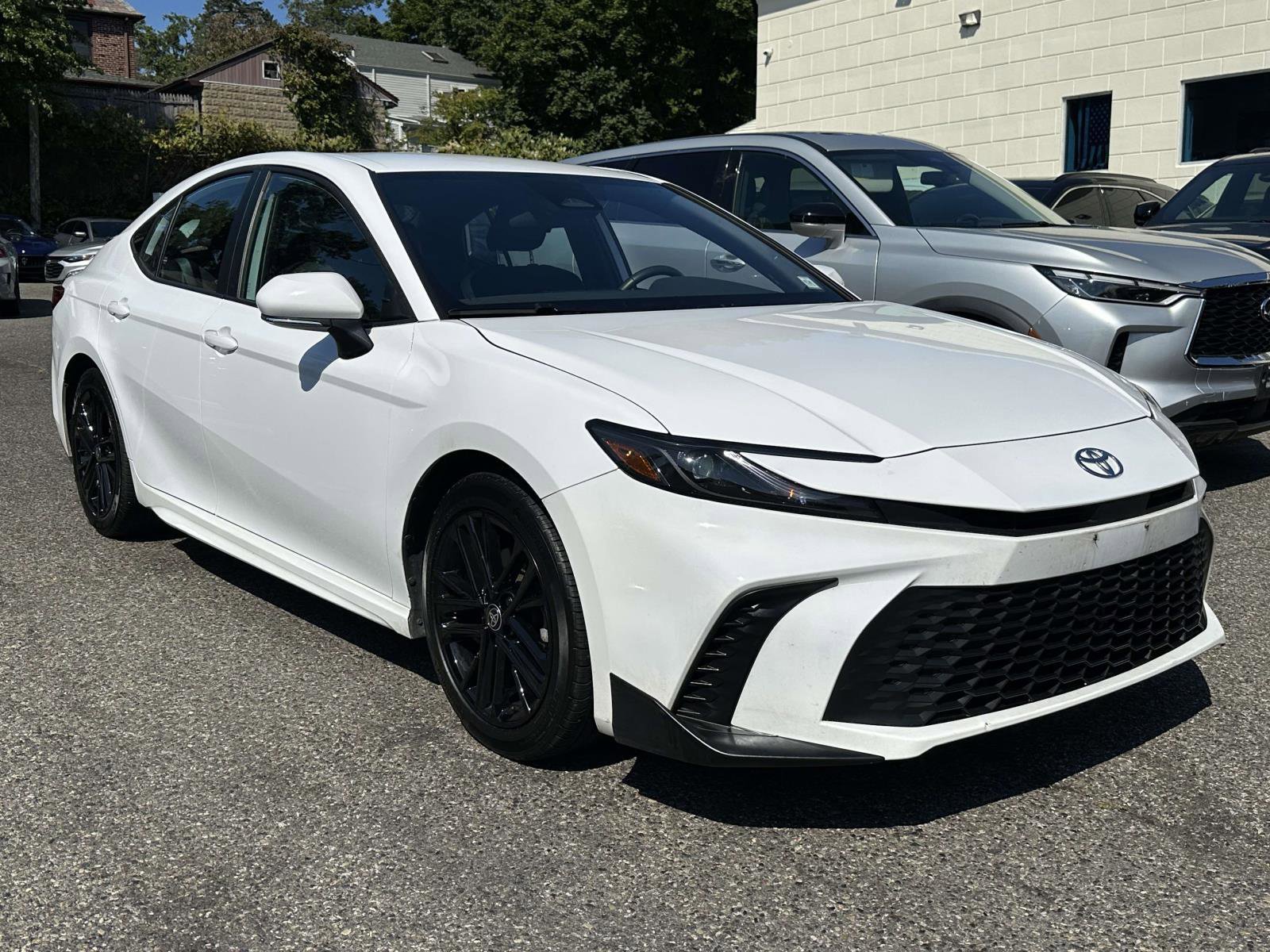 Used 2025 Toyota Camry SE image 1