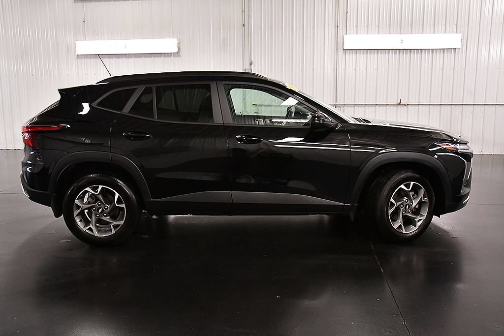 Used 2024 Chevrolet Trax LT w/ Driver Confidence Package FWD image 7