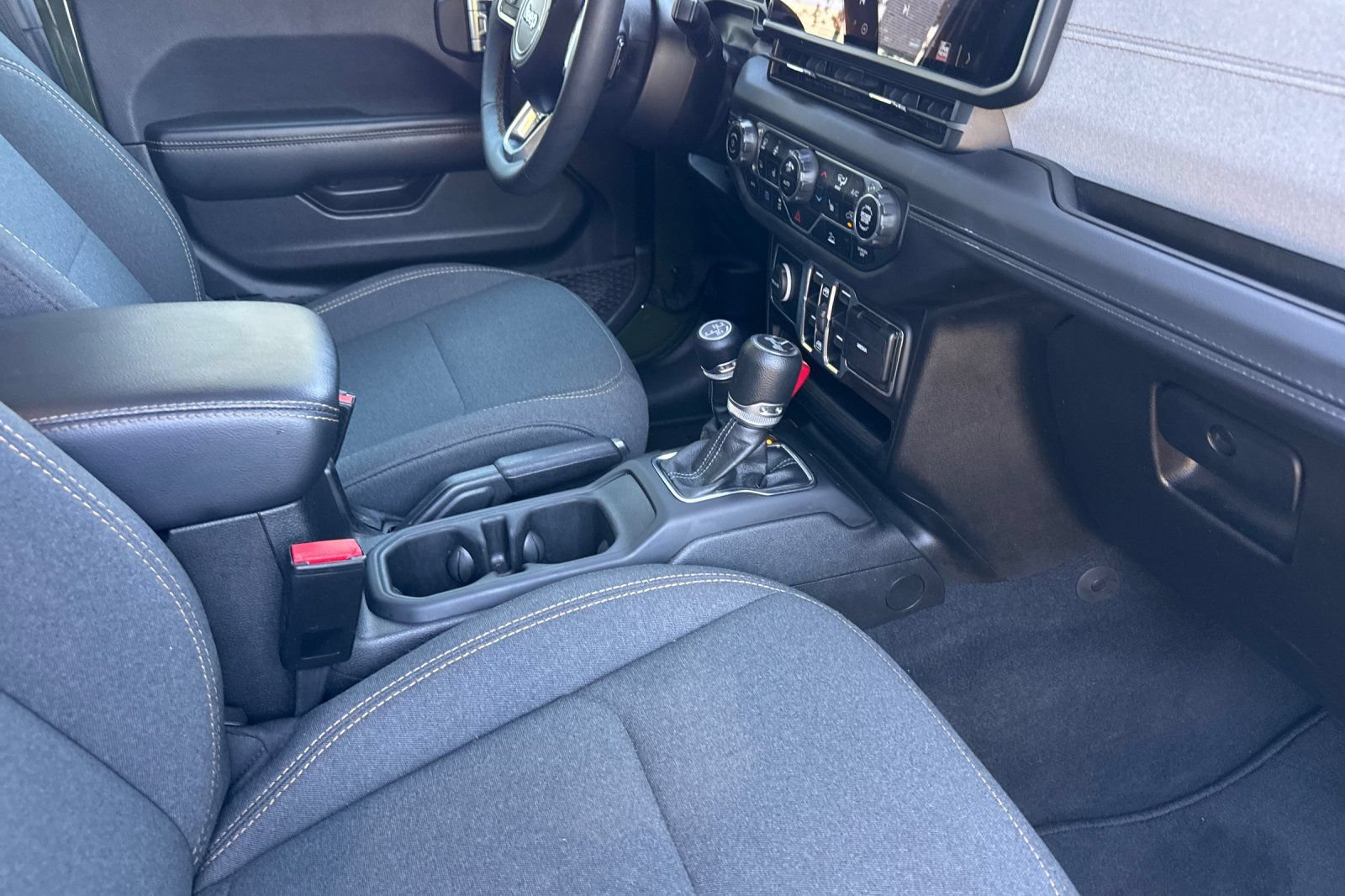 Used 2024 Jeep Wrangler Unlimited Sahara AWD/4WD image 17
