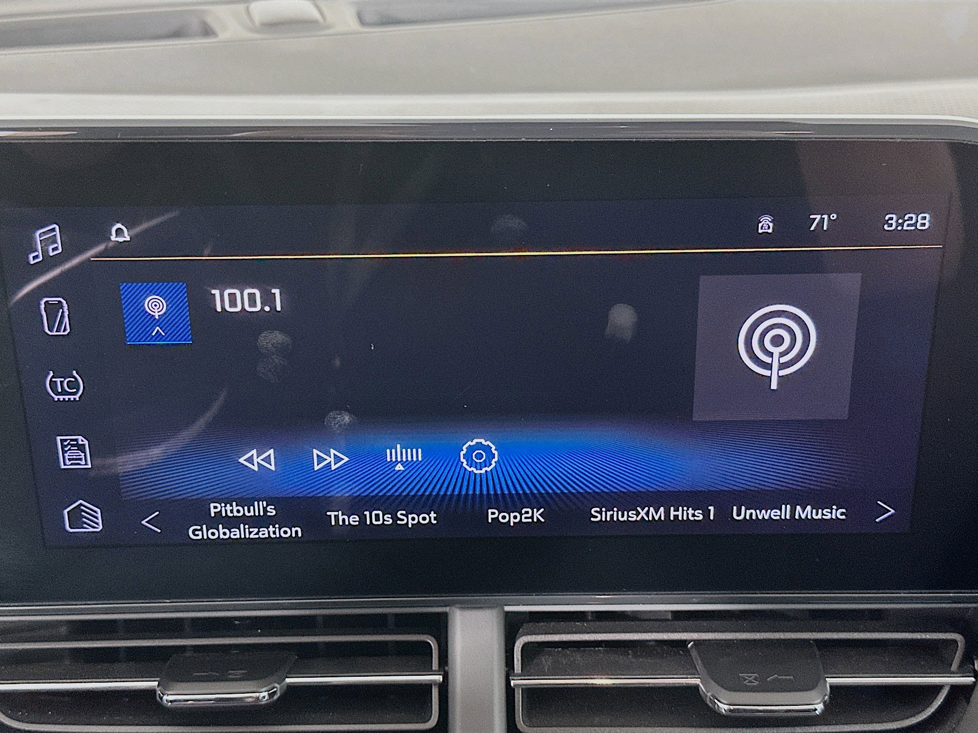 Used 2025 Chevrolet Trax LT w/ LT Convenience Package image 19