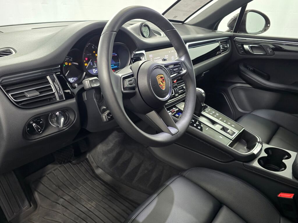 Certified 2025 Porsche Macan image 4