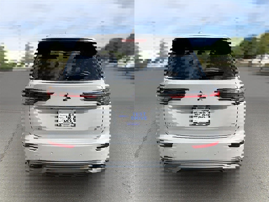 New 2025 Mitsubishi Outlander SE image 5