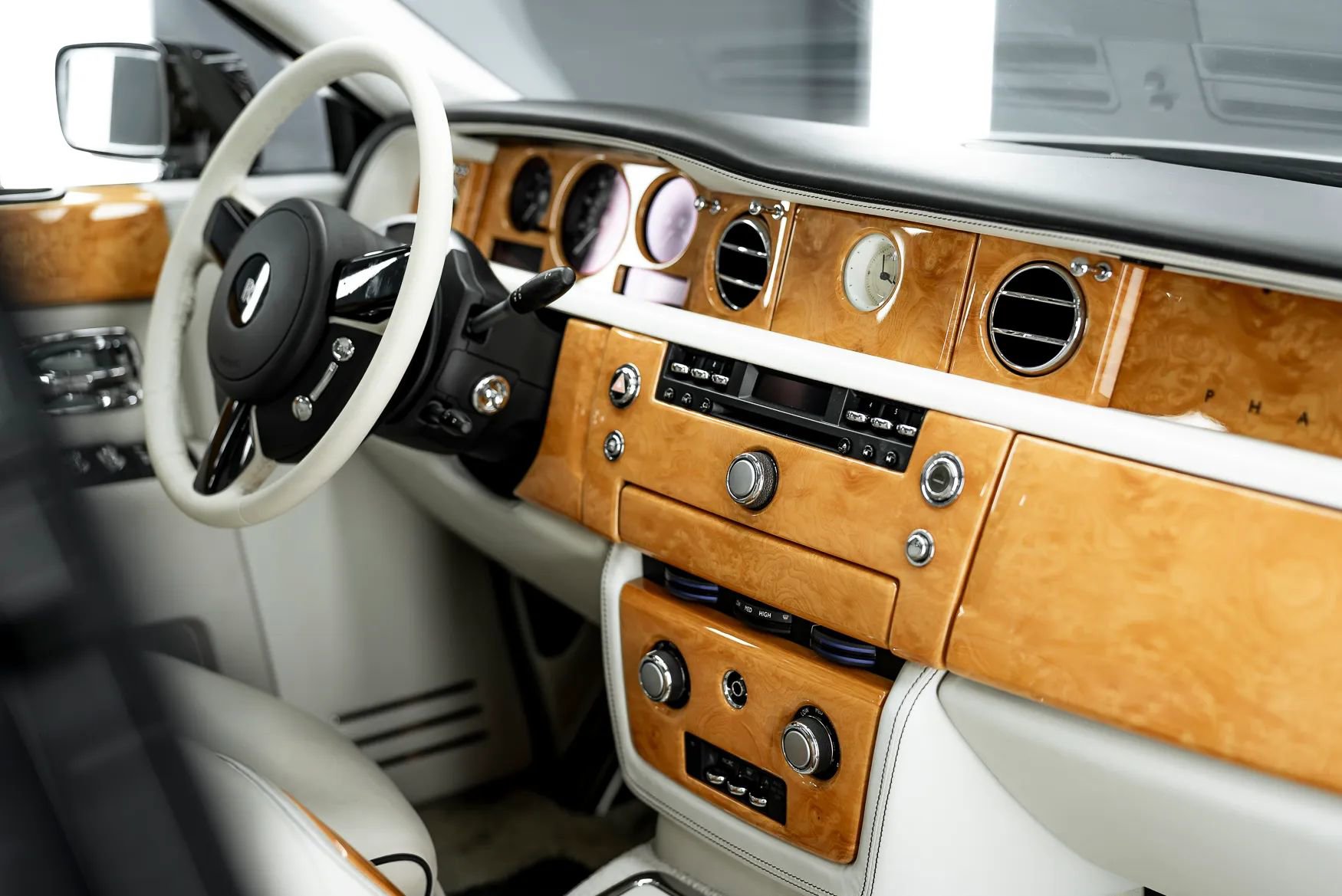 Used 2009 Rolls-Royce Phantom Sedan image 16