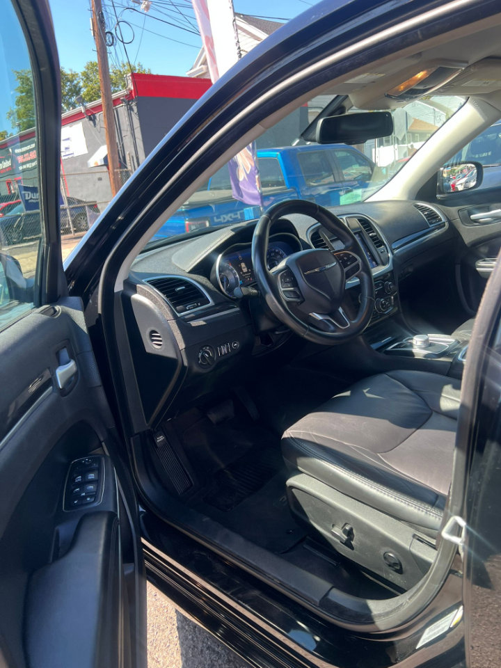 Used 2017 Chrysler 300 Limited image 16