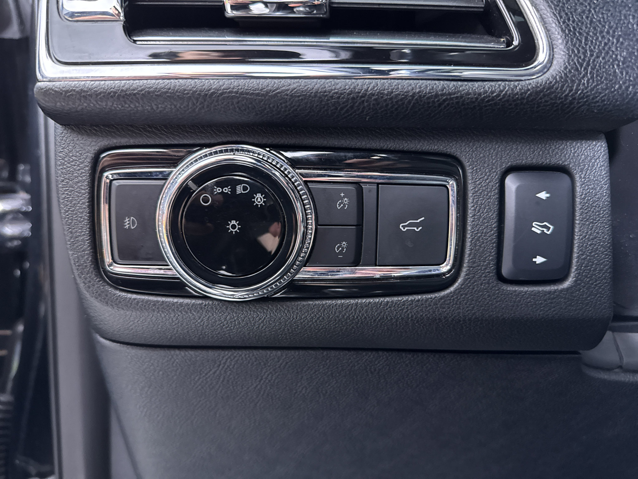 Used 2018 Lincoln Navigator L Select AWD/4WD image 29