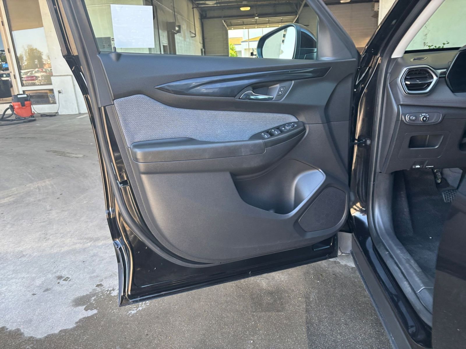 Used 2025 Chevrolet TrailBlazer LT AWD/4WD image 18